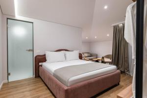 Postel nebo postele na pokoji v ubytování Mae Select Hotel