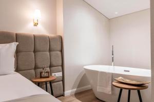 Postel nebo postele na pokoji v ubytování Mae Select Hotel