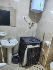 ein kleines Bad mit einem Waschbecken und einem Herd in der Unterkunft منتجع اكوا ڤيو الساحل الشمالي in El Qasaba esh Sharqīya + 3 Fotos