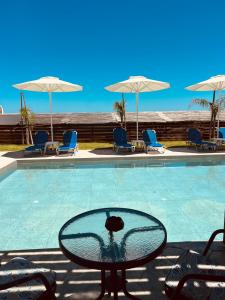 A piscina localizada em Grande Blue Suites with private bay ou nos arredores
