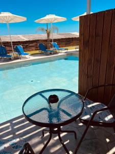 A piscina localizada em Grande Blue Suites with private bay ou nos arredores