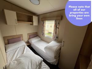 Postel nebo postele na pokoji v ubytování Cornish Caravan Escapes