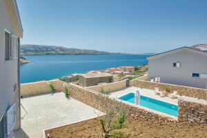 Blick auf einen Swimmingpool von einem Haus aus in der Unterkunft Vila Romana by Resort Čulina in Metajna