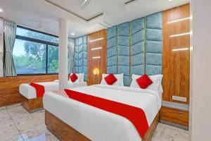 Postel nebo postele na pokoji v ubytování Hotel O Reet Villa