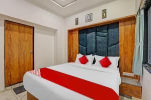 Postel nebo postele na pokoji v ubytování Hotel O Reet Villa