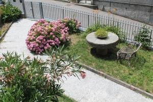 a garden with a table and flowers and a fence at B&B Leonda in San Donato +31 photos