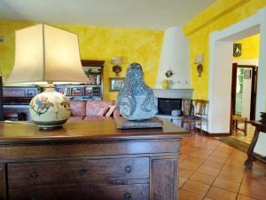 a vase sitting on top of a dresser in a living room at Locanda Miranda in Tellaro