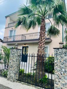 a palm tree in front of a house at Villa Gardenia Ureki in Ureki