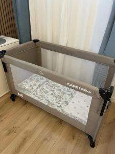 Una cuna gris con una cortina en una habitación. en Podmiejska 16, en Łódź