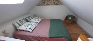 a small bedroom with a bed in a attic at Tiny House in Pontacq