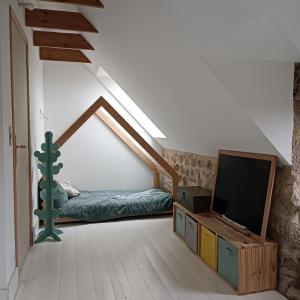 Il comprend un salon doté d'un lit et d'une télévision. dans l'établissement maison bretonne plage à pied, à Plouhinec