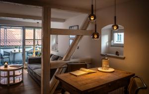 ein Wohnzimmer mit Tisch und Couch in der Unterkunft Hästens Suites - chez Douverne in Sommerach