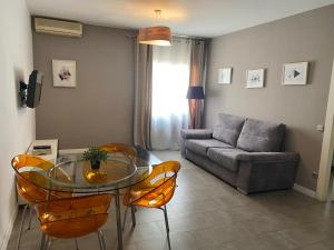 Una sala de estar con una mesa de cristal y un sofá. en CH Six Rooms, en Madrid