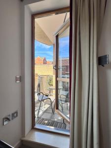 una finestra in una camera con vista su un patio di Cozy En-suite double room near train station a Reading