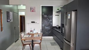 Η κουζίνα ή μικρή κουζίνα στο Apartamento p/ ir caminhando ao Parque Beto Carrer