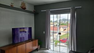 Μια τηλεόραση ή/και κέντρο ψυχαγωγίας στο Apartamento p/ ir caminhando ao Parque Beto Carrer