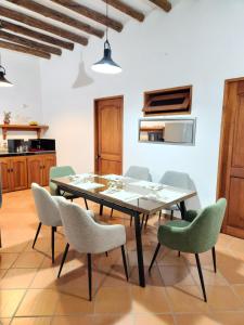 een eetkamer met een tafel en stoelen bij Apartamento de la Villa II in Villa de Leyva