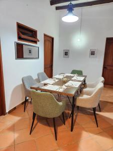 een eetkamer met een tafel en stoelen bij Apartamento de la Villa II in Villa de Leyva +3 foto's