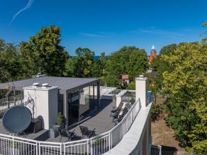 ソポトにあるWilla Na Wydmach Sopot by OneApartmentsのデッキ付きの家屋の空中ビュー