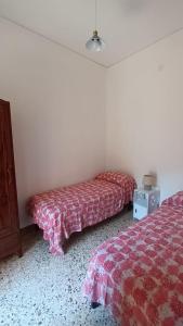 une chambre avec deux lits dans une pièce dans l'établissement Casa vacanze DA GIOVANNA - Rodio di Pisciotta, à Rodio 8 autres photos