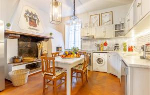 Dapur atau dapur kecil di Awesome Home In Capannori With Wifi +50 gambar