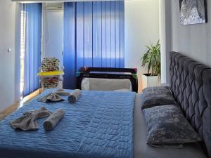 Ένα ή περισσότερα κρεβάτια σε δωμάτιο στο Revolution Star Apartman