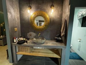 une salle de bain avec un lavabo et un miroir dans l'établissement AlteVrede Olive Farm, à Doornrivier 22 autres photos