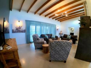 un salon avec un canapé, des chaises et une table dans l'établissement AlteVrede Olive Farm, à Doornrivier