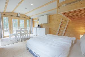 une chambre avec un lit et une cuisine avec une table dans l'établissement Gustava Parken - 3 persons cottage, à Hagfors