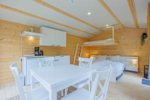 une chambre avec un lit, une table et des chaises dans l'établissement Gustava Parken - 3 persons cottage, à Hagfors