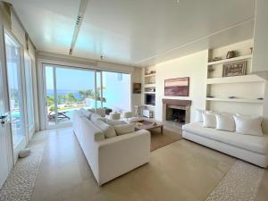 Posezení v ubytování Seafront Villa Vagart by Goutos Properties