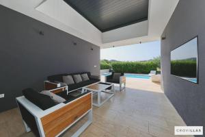 un soggiorno con un divano e un tavolo di Beautiful Villa In Kraj With Outdoor Swimming Pool And Wifi a Kraj