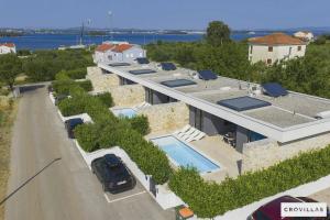 una vista aerea di una casa con piscina di Beautiful Villa In Kraj With Outdoor Swimming Pool And Wifi a Kraj