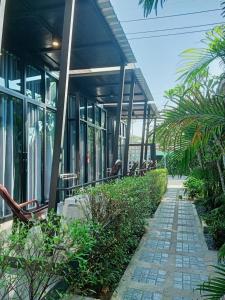 Taman di luar Finlay Cottage Aonang