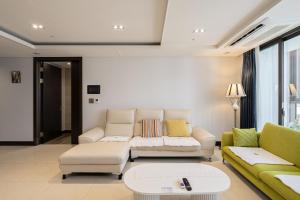 Χώρος καθιστικού στο On the Beach for big family & Bexco