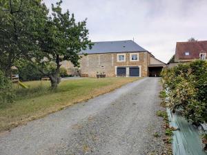 an empty road in front of a house at Gîte du Grand Donnay in Donnay