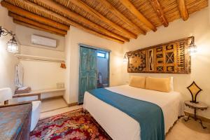 un dormitorio con una cama y una ventana en Maison Du Tresor, en Marrakech 71 fotos más