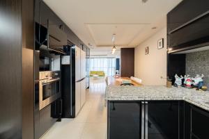 Η κουζίνα ή μικρή κουζίνα στο On the Beach for big family & Bexco