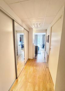 Televiisor ja/või meelelahutuskeskus majutusasutuses Nice guest apartment within walking distance to Kalmar central station