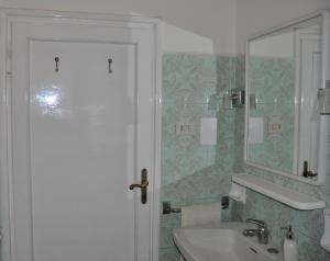 a bathroom with a sink and a mirror at Ampia camera vicina al centro in Florence +10 photos