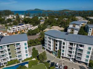 una vista aérea de un complejo de apartamentos en C123 Rawai Beachfront Vibe 1BR Chill & Swim Spot, en Rawai Beach