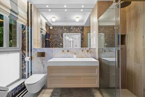 ソポトにあるWilla Na Wydmach Sopot by OneApartmentsの洗面台とシャワー付きのバスルーム +66枚の写真