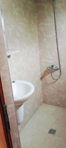 un baño con lavabo y ducha en Amirans guest house, en Kobuleti