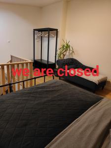 TemseMica beauty wellness center的一间卧室,床上写着“我们关门了”