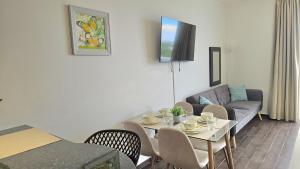 a living room with a table and a couch at Estudio Espacioso con Vista al Mar in Río Hato