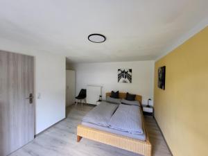 ヴィッテンにあるFerienwohnung Muttentalの黄色の壁のベッドルーム1室