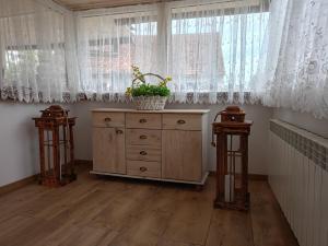 a room with a dresser with a plant on it at U Madzi i Arka in Gawliki Wielkie