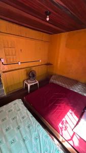 Una pequeña habitación con una cama y una ventana. en Cop30, en Belém