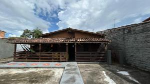 a small house with a brick wall at Cop30 in Belém