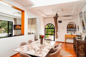 a dining room with a table and chairs at Chalet berbère 2 Chambres avec Piscine &Wifi fibre in Essaouira